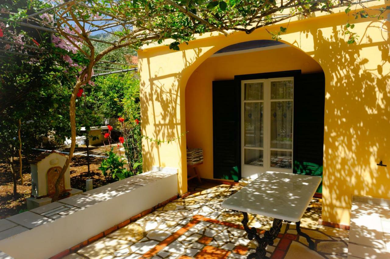 House With Garden Near The Sea Apartman Ajía Effimía Kültér fotó